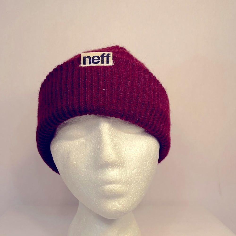 NEFF BEANIE IN MAROON EUC